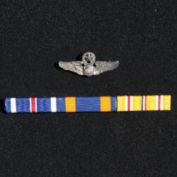 04 Pilotní křídla a stužky medailí plukovníka Paula Tibbetse, 1945