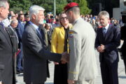 Vyznamenání převzal i armádní generál Petr Pavel,  někdejší náčelník Generálního štábu AČR, vpravo současný náčelník Generálního štábu Armády České republiky generálmajor Karel Řehka