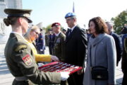 Ministryně obrany předává pamětní odznak 