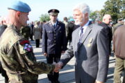 Generál Petr Pavel předává pamětní odznak