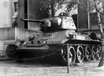 Tank T-34/76 „Lidice“ před budovou Vojenského historického ústavu