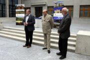 Ředitel Vojenského historického ústavu Praha, brigádní generál Aleš Knížek (uprostřed), místostarosta Prahy 2 Jan Korseska (vlevo) a předseda kulturní komise Prahy 2 Jaroslav Šolc (vpravo).