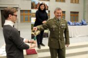 Ředitel Odboru muzeí VHÚ plukovník Michal Burian losuje některé výherce