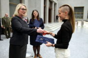 Ocenění přebírá orientační běžkyně Tereza Janošíková