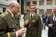 Ředitel VHÚ brigádní generál Aleš Knížek a oštěpařka kpt. Barbora Špotáková 