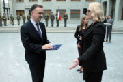 Ministryně obrany Jana Černochová předává Děkovný list Janu Šachovi z VHÚ