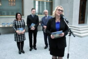 Ministryně obrany Jana Černochová, v pozadí grafička Andrea Bělohlávková a historici VHÚ Tomáš Kykal a Jaroslav Láník (vpravo)
