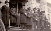 : Karel Rostislav Nový (označen křížkem) ve stejnokroji československé armády na fotografii z 30. let.