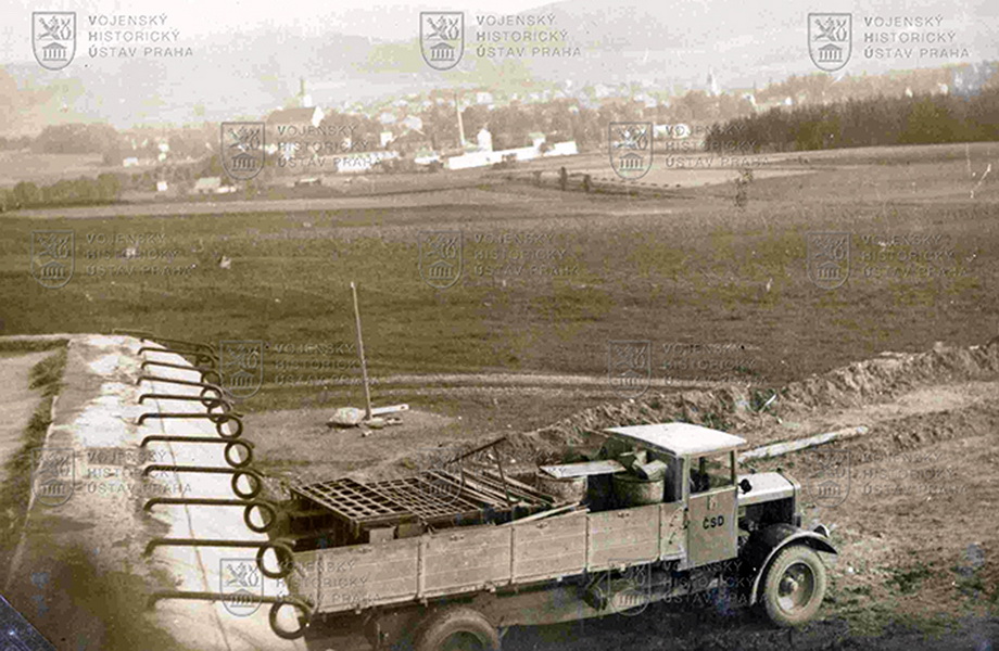Evakuace materiálu z pěchotního srubu K-S 15 v říjnu 1938