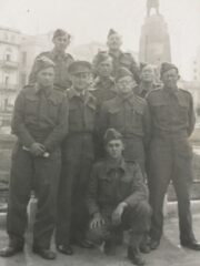 B. Papánek se spolubojovníky od Tobruku v Alexandrii při přesunu do Velké Británie, únor 1943 