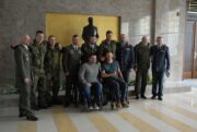 Před sochou TGM s ředitelem Vojenského historického ústavu brig. gen. Alešem Knížkem a vrchním praporčíkem AČR Petrem Smikem