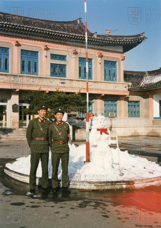 Fotografie od Dozorčí komise neutrálních států v Koreji v roce 1985