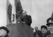 Snímek z přehlídky Lidových milicí 28. února 1948 na Staroměstském náměstí v Praze. Řeční ministr vnitra komunista Václav Nosek. V levém dolním rohu stojí Joža David, který zanechal svědectví o pocitech Jana Masaryka. (Foto archiv autora)