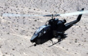 Vrtulník AH-1S Cobra (Department of Defense. American Forces Information Service. Defense Visual Information Center.)