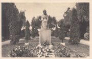 Dobová pohlednice, zachycující pomník obětem válek v Tyršově sadu v Mnichově Hradišti krátce po odhalení v roce 1946
(FOTO: Sbírka autora)
