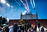 Přelet vojenských vrtulníků nad krematoriem při pohřbu armádního generála Emila Bočka.
foto: Zbyněk Maděryč