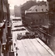 Barikády v jižní části Revoluční ulice 
(FOTO: VÚA-VHA, Fotoarchiv)
