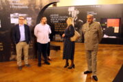 Zleva: autor výstavy Nikdy se nevzdáme! Michal Stehlík, ředitel Národního muzea Michal Lukeš, ministryně obrany Jana Černochová, ředitel VHÚ Aleš Knížek