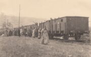 Improvizovaný obrněný vlak ORLÍK II z nádraží Roztoky u Prahy, na vlečce sladovny v Podbabě v Praze 6. května 1945
(FOTO: NA)
