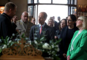 Uctění památky hrdinů heydrichiády s účastí prince Edwarda, vévody z Edinburghu v chrámu sv. Cyrila a Metoděje.
jeho královská výsost, princ Edward vévoda z Edinburghu
brig. gen. Aleš Knížek
MO ČR Jana Černochová
starostka MČ Praha 2 Alexandra Udženia
Foto Jan Schejbal
www.jan-schejbal.cz