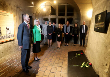 Ministryně obrany provedla prince Edwarda místem posledního boje čs. parašutistů