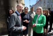 Uctění památky hrdinů heydrichiády s účastí prince Edwarda, vévody z Edinburghu v chrámu sv. Cyrila a Metoděje.
jeho královská výsost, princ Edward vévoda z Edinburghu
brig. gen. Aleš Knížek
MO ČR Jana Černochová
starostka MČ Praha 2 Alexandra Udženia
Foto Jan Schejbal
www.jan-schejbal.cz