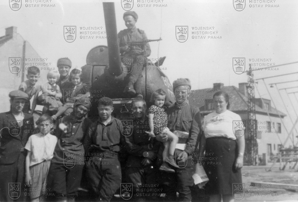 Obyvatelé Prahy s příslušníky Rudé armády u tanku T-34/85