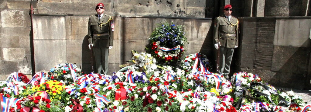 Seskok parašutistů ozdobil pietní ceremoniál při příležitosti 80. výročí bojů československých vojáků 18. června 1942