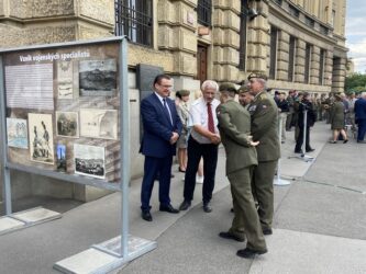 Do konce prázdnin je před generálním štábem k vidění výstava o ženistech. Jsou nasazováni tam, kde je pomoc armády skutečně vidět