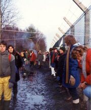 Symbolem protestů se stal také tábor u britské základny Greenham Common. V prosinci 1982 spojilo 30 000 žen své ruce, aby v rámci happeningu Embrace the Base („Obejmi základnu“) vytvořily lidský řetěz kolem základny. Dne 1. dubna 1983 jej utvořilo i přibližně 70 000 protestujících z Greenhamu do Aldermastonu (v 50. a 60. letech se zde konaly protestní pochody proti jaderným zbraním) a zbrojovky v Burghfieldu. Dosáhl délky 23 km.