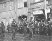 Při ústupu z hranic se hraničáři snažili před jásajícími henleinovci zachovat za každou cenu důstojnost jako v případě Teplic, kde v čele ustupující jednotky SOS jde ruský legionář s československou vlajkou.