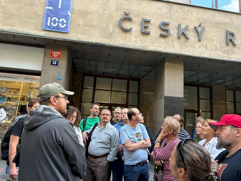 Cyklus komentovaných vycházek – Místa bojů Pražského povstání – zahájen u budovy rozhlasu