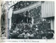 WAŁĘSA, Lech. Droga nadziei  Fotografie z vystoupení Lecha Wałęsy v Gdaňských loděnicích roku 1980