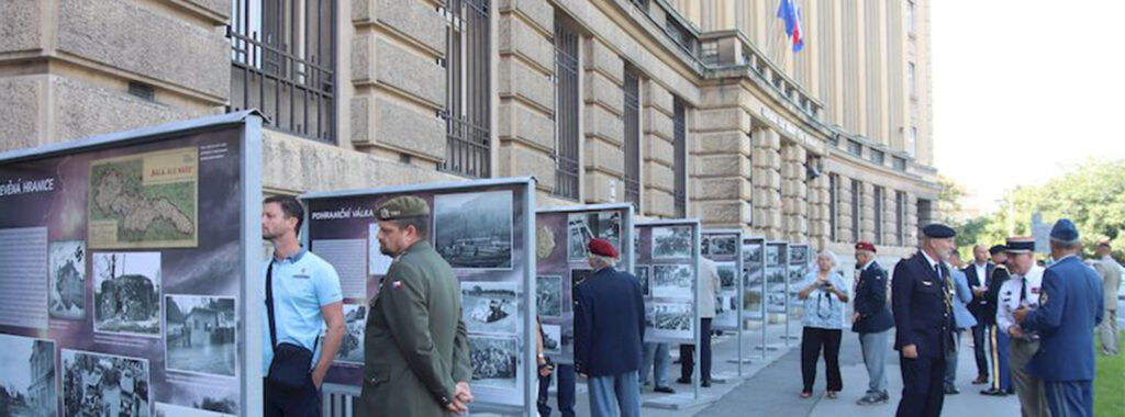 Výstava před Generálním štábem Armády ČR připomíná hrdinství příslušníků Stráže obrany státu