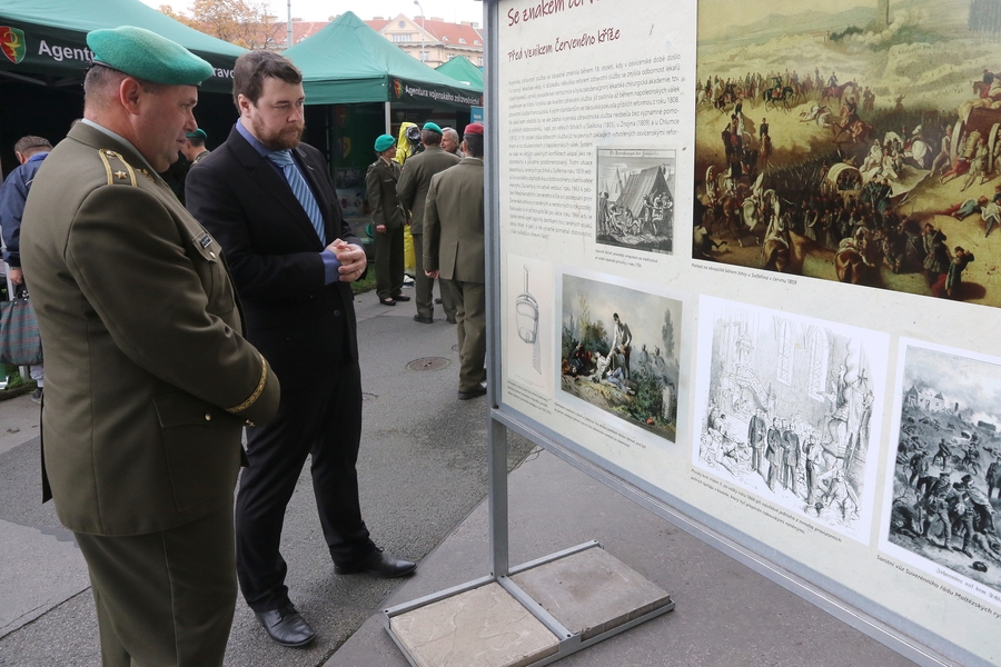 Před Generálním štábem Armády České republiky byla zpřístupněna výstava o vojenském zdravotnictví