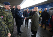 Hlavní nádraží v Kyjevě - ministryni obrany Janu Černochovou vítá velvyslanec ČR na Ukrajině Radek Pech. Foto: Jan Schejbal