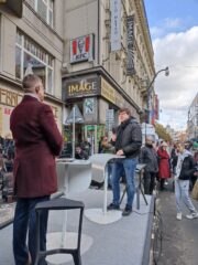 Jiří Plachý v živém vstupu pro ČT s moderátorem Jiřím Václavkem. Foto: Prokop Tomek, VHÚ