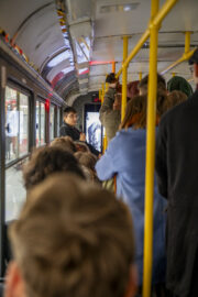 Michal Cáp při přednášce Povinná vojna ve Vzdělávací tramvaji na Korzu Národní. 17. 11. 2023. Foto: Vlastimil Křišťan