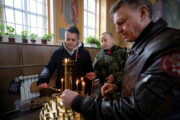 Novo Petrovcy, symbolické zapálení svíčky v místním kostelu. Martin Žouur, Robert Speychal, V. Taranec