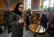 Novo Petrovcy, symbolické zapálení svíčky v místním kostele, ministryně obrany Jana Černochová. Foto: Jan Schejbal
