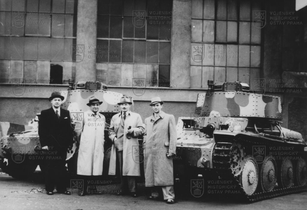 Přebírání prvních tanků LT vz. 38 pro slovenskou armádu v roce 1940