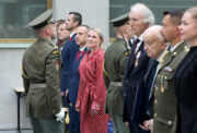 Čestná stráž odnáší státní vlajku po předávání resortních vyznamenání ministryní obrany. Armádní muzeum Žižkov, 1. 11. 2023. Foto Jan Schejbal, MO