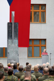 Ministryně obrany Jana Černochová hovoří při předávání resortních vyznamenání. Armádní muzeum Žižkov, 1. 11. 2023. Foto Jan Schejbal, MO 