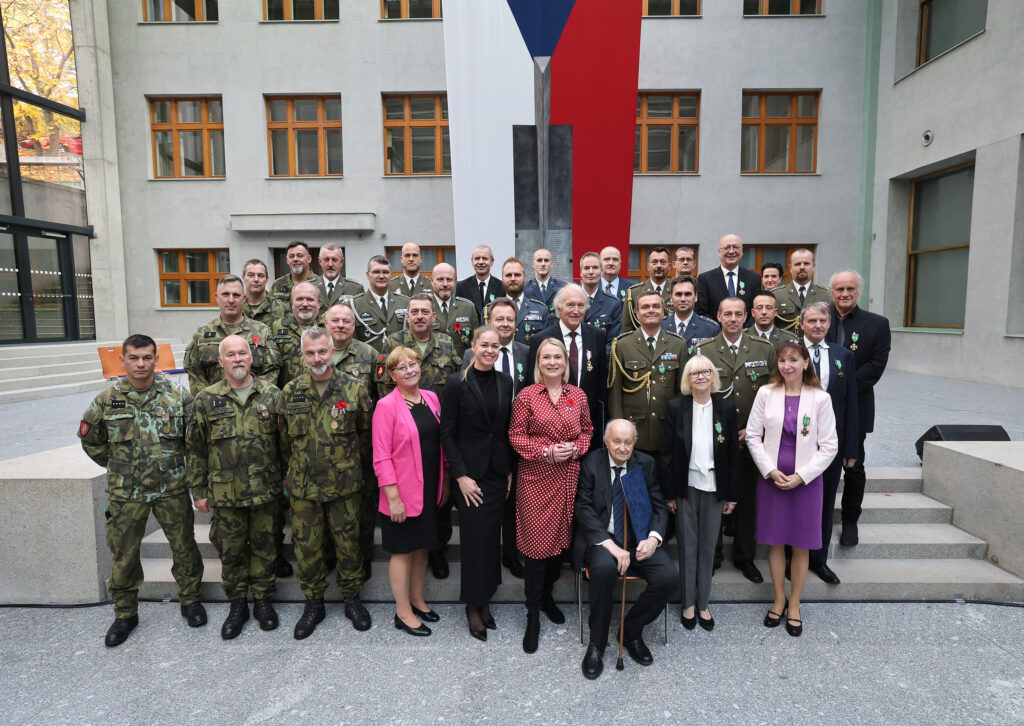 V Armádním muzeu na Žižkově předala ministryně obrany resortní vyznamenání