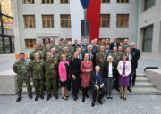 Ministryně obrany Jana Černochová se všemi oceněnými. Předávání resortních vyznamenání v Armádním muzeu Žižkov. 1. 11. 2023. Foto Jan Schejbal, MO