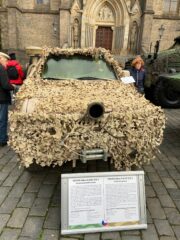 Toyota Hilux ze sbírek VHÚ před bazilikou sv. Ludmily na náměstí Míru - 10. 11. 2023, foto Jiří Reichl, VHÚ