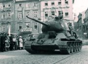 Výzbroj tankového vojska tvořily v těchto letech sovětské T-34/85 …
