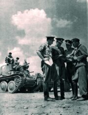 Čs. předválečný tank LT-38 s vojáky v dobových „stejnokrojích“ představujících směsici trofejní a předválečné výstroje