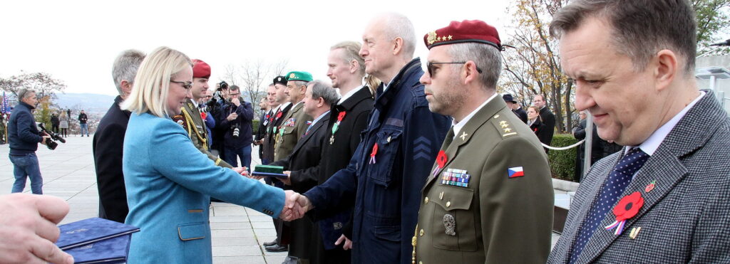 Ministryně obrany vyznamenala na pražském Vítkově při Dni válečných veteránů také pracovníky VHÚ