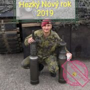 Pour féliciter (novoročenka) příslušníka české jednotky četaře Radka Bartoníčka. Foto sbírka VHÚ.